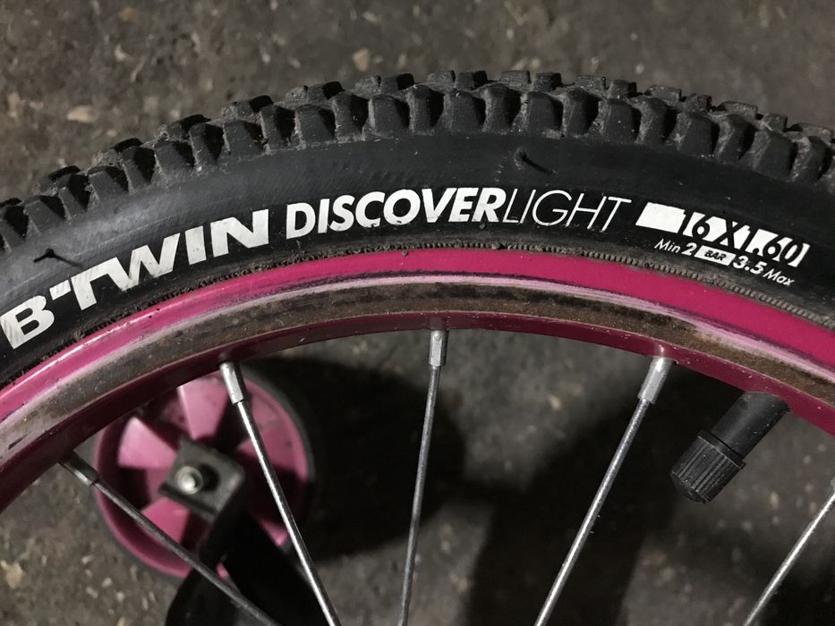 Bicicleta roz pentru fete