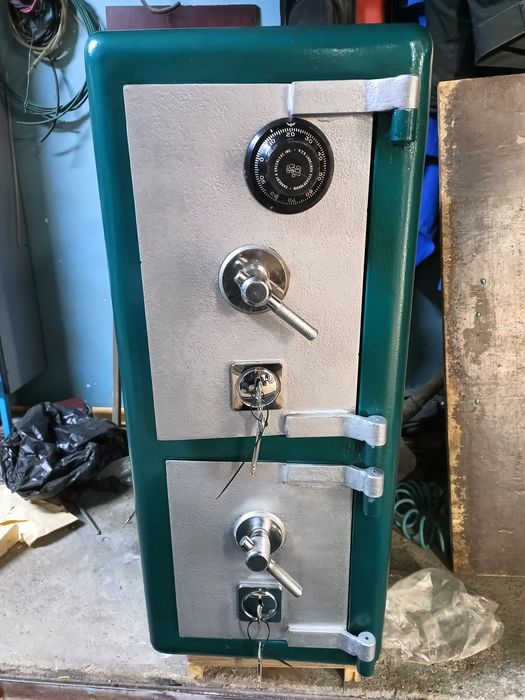 Сейф кодовый взломозащенный