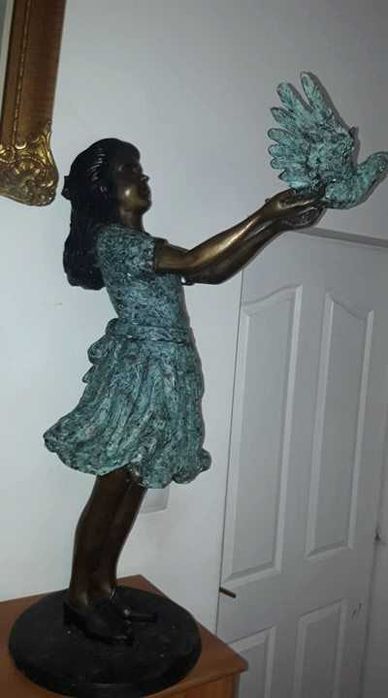 Statuie de colectie din bronz fetita cu porumbel