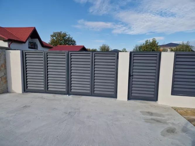 Construim la comanda dvs. garduri si porti din:
- panouri stil jaluzea