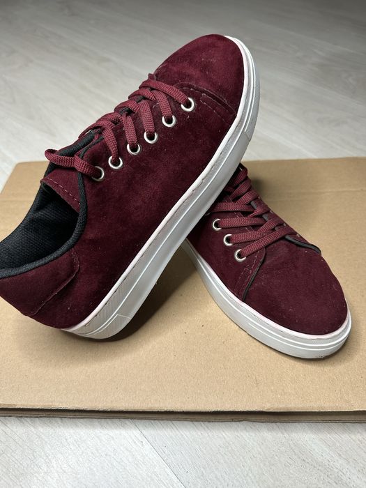 Продаетсч Женская обувь красная замш