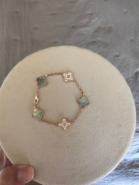 Златиста гривна с големи детелини по модел на Van Cleef