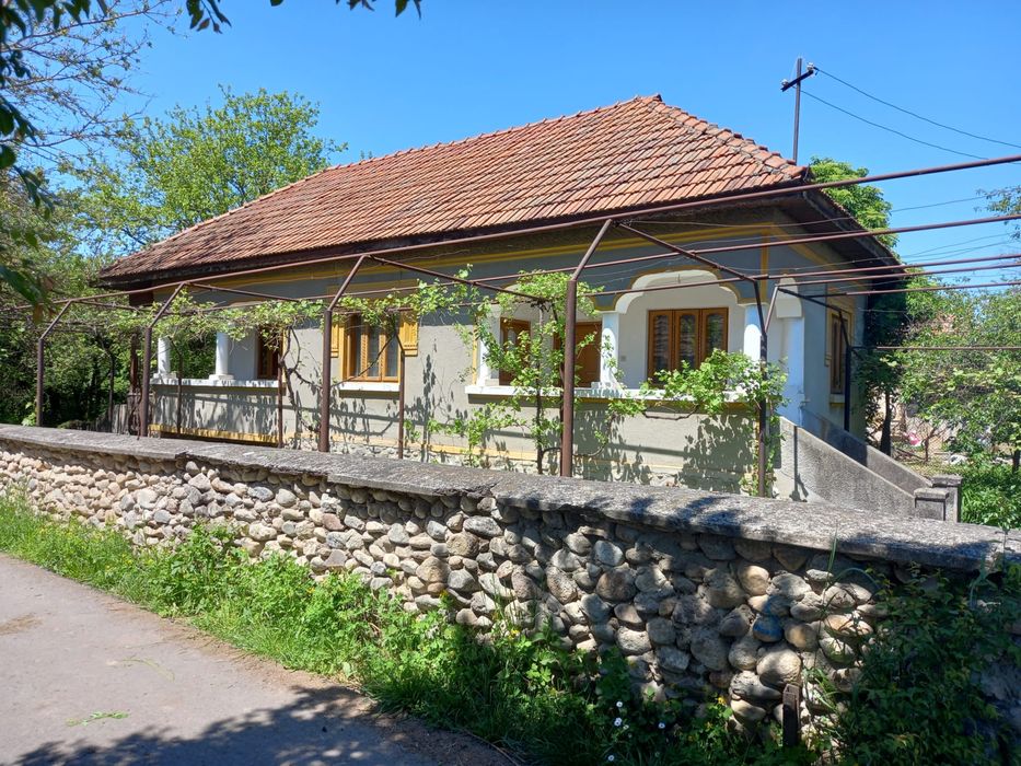Casa cu teren generos de vanzare in Lelesti, Gorj