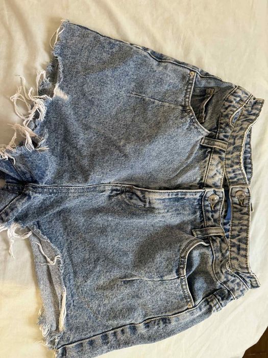 Неоново зелена пола-панталонки и дънкови панталонки