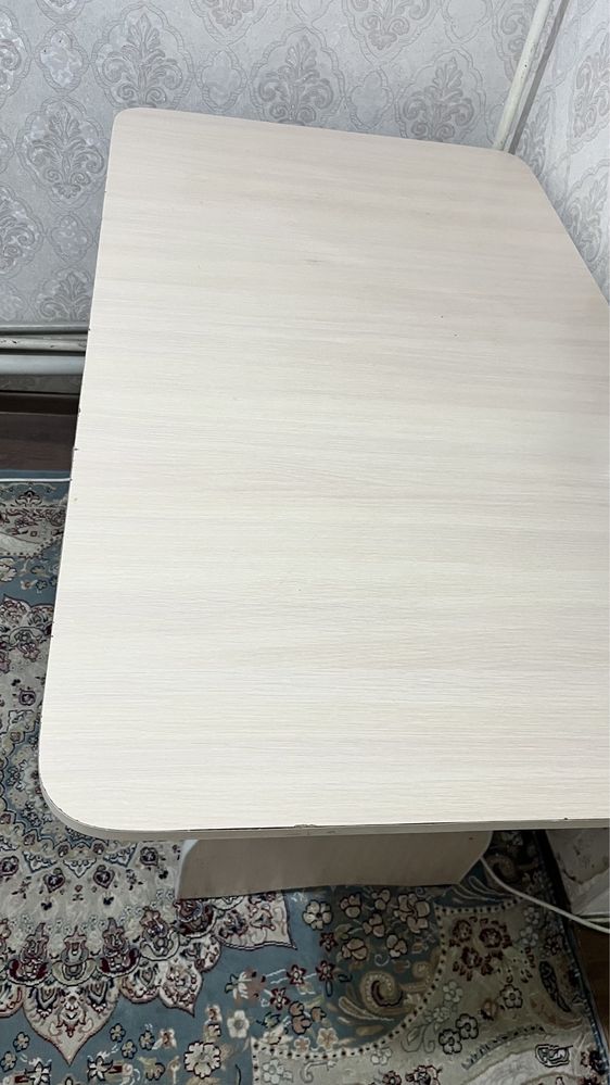 Стол и 4 стулья для кухни