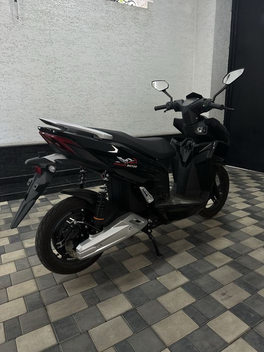 Чёрный электроскутер