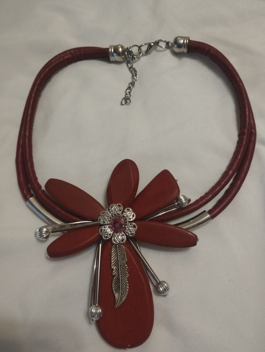 Атрактивни дамски колиета