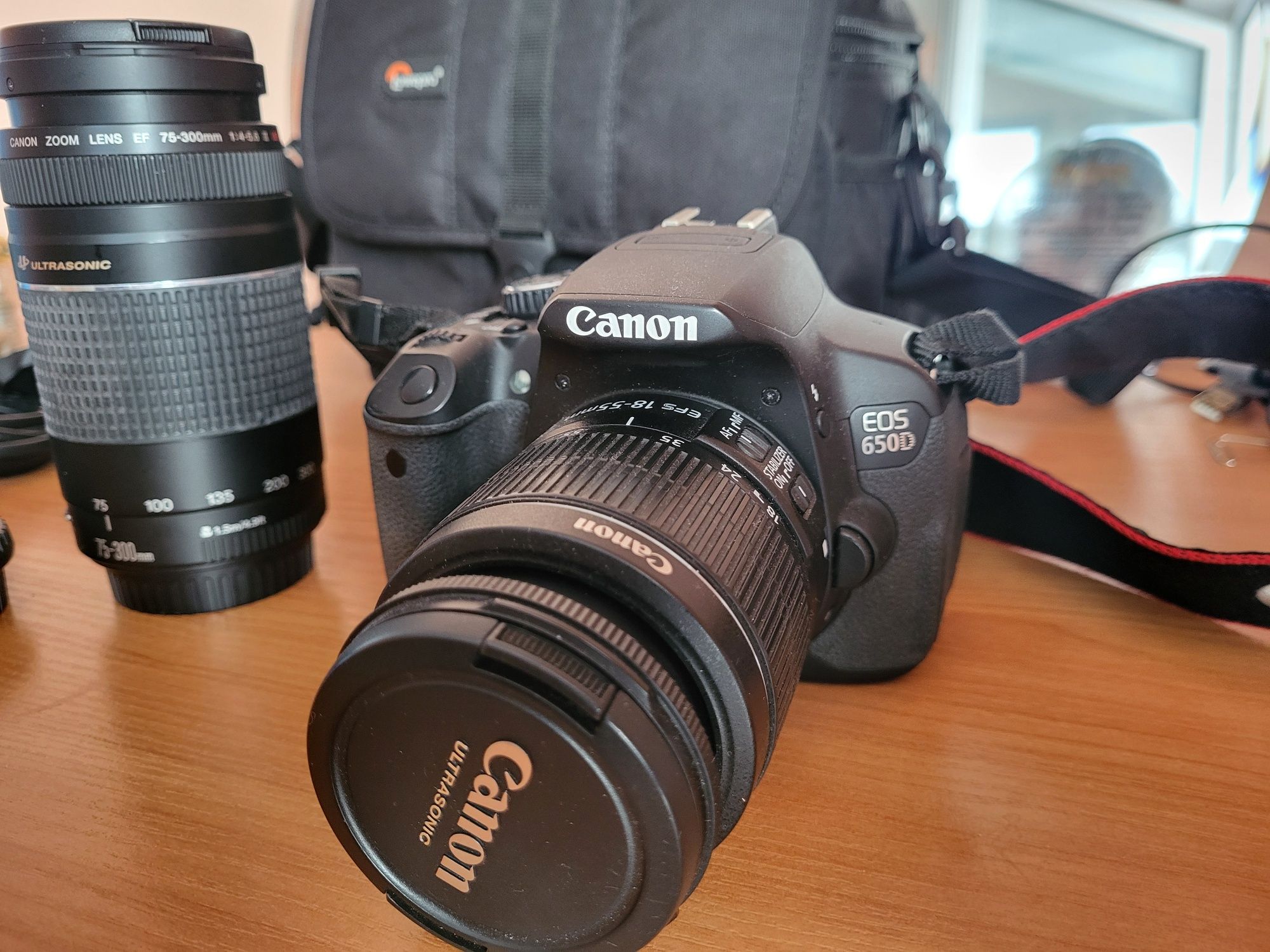 Продавам комплект фотоапарат Canon EOS 650D