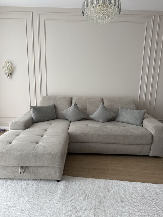 Диван с подушками