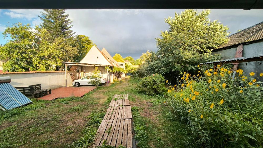 Teren cu livadă și clădiri  – Perfect pentru afaceri turistice