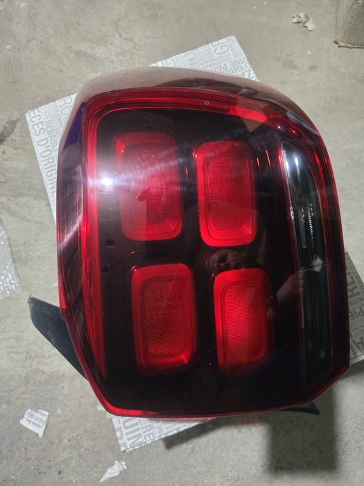 Vând stop dreapta de Logan 2