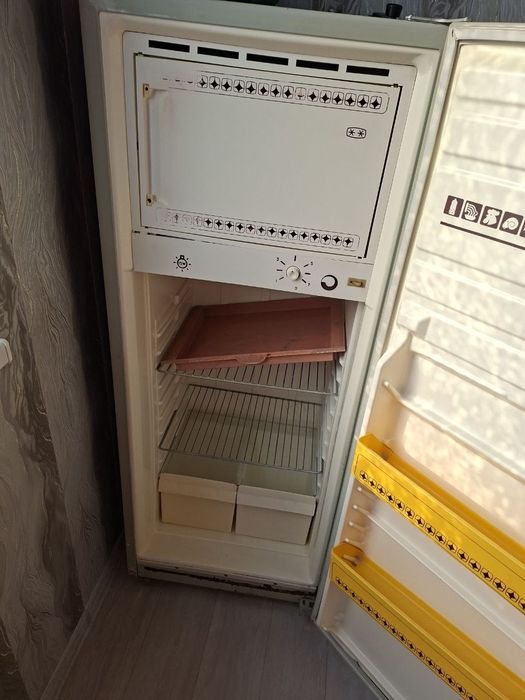 Продаеться холодильник