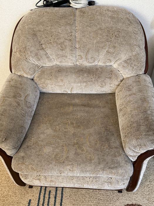 Отдам диван и кресло за коробку рафаэлы