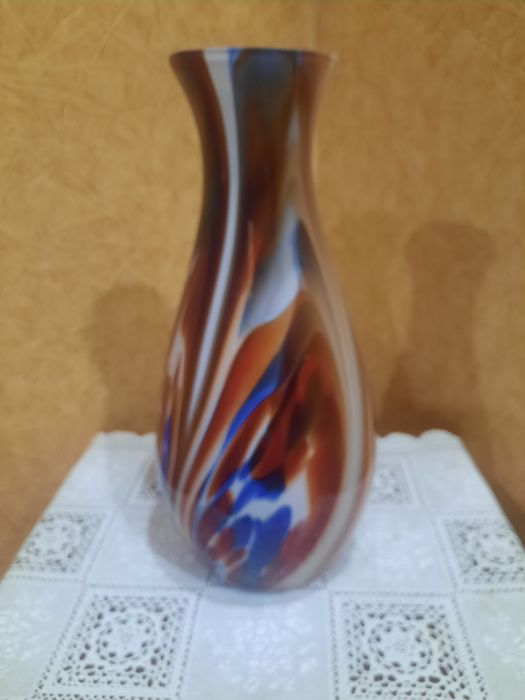 Красивая винтажная ваза,  лаконичной формы с разноцветными разводами.