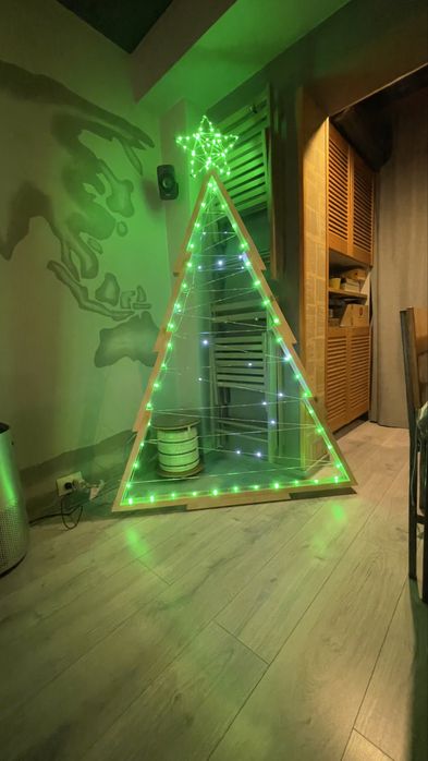 Brad decorativ din lemn cu instalație smart – control din telefon