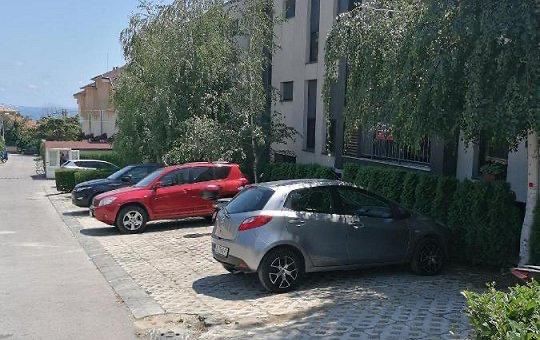 Даваме под наем четиристаен апартамент в кв. Траката