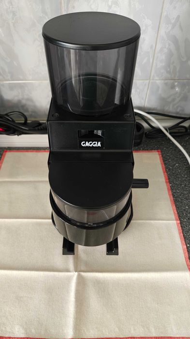 Продавам кафемелачка Gaggia MDF