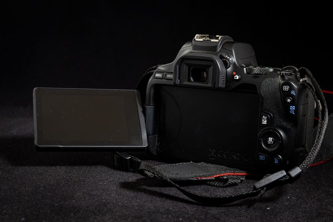 Продавам Canon 250D