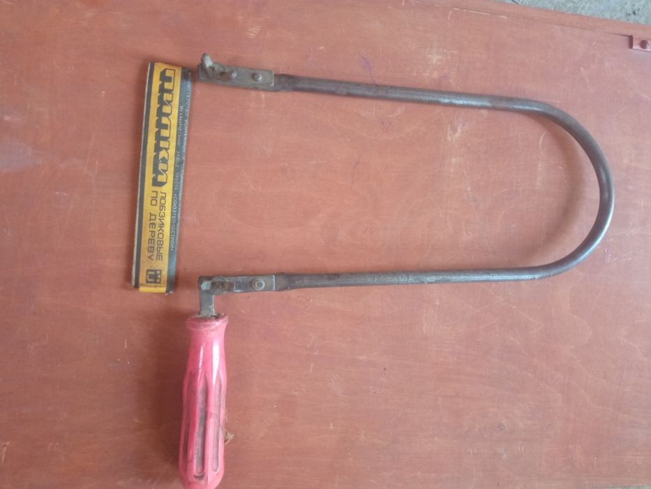 Ручной лобзик по дереву.