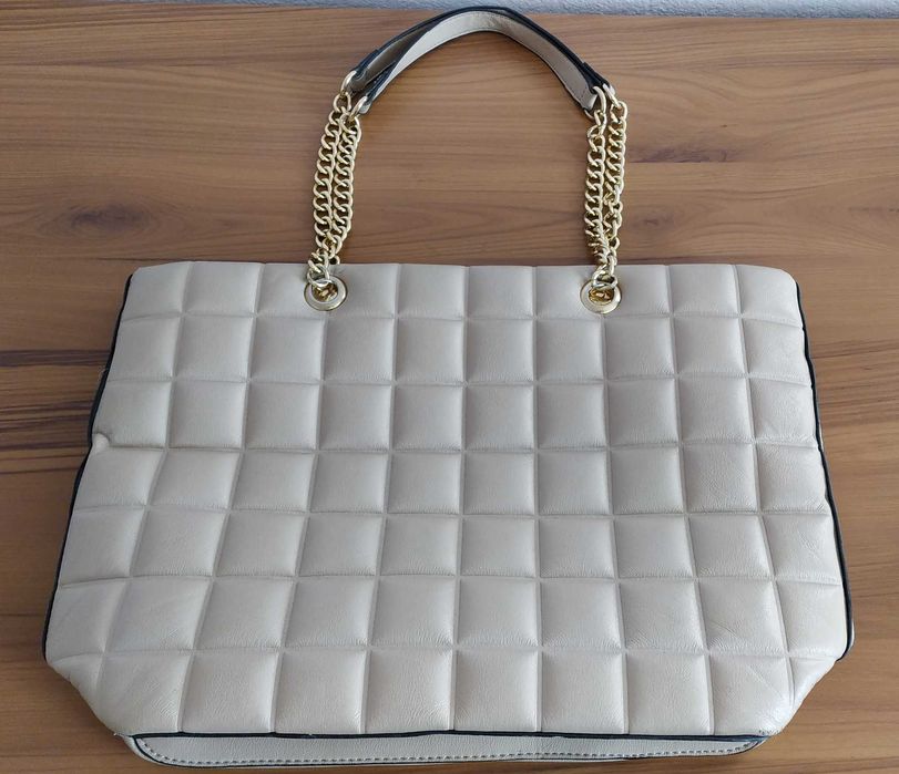 Дамска чанта в бежов цвят