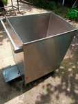 Carucior de bucatarie inox pentru transport alimente.