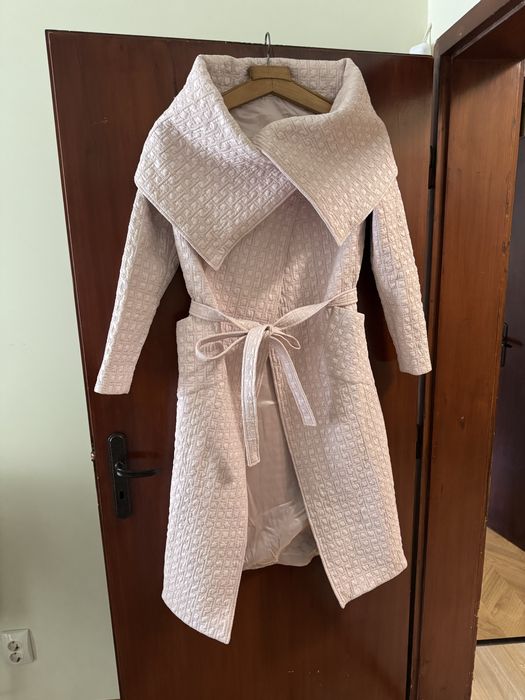 Млечно розово дамско манто
