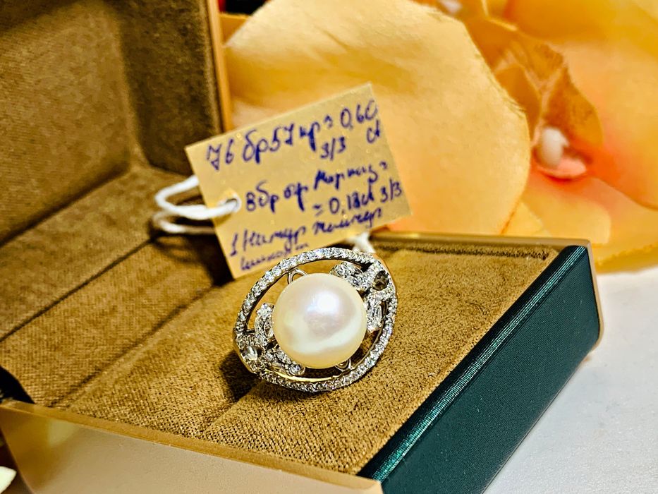 золотое кольцо с бриллиантами и натуральным камнем – Жемчуг