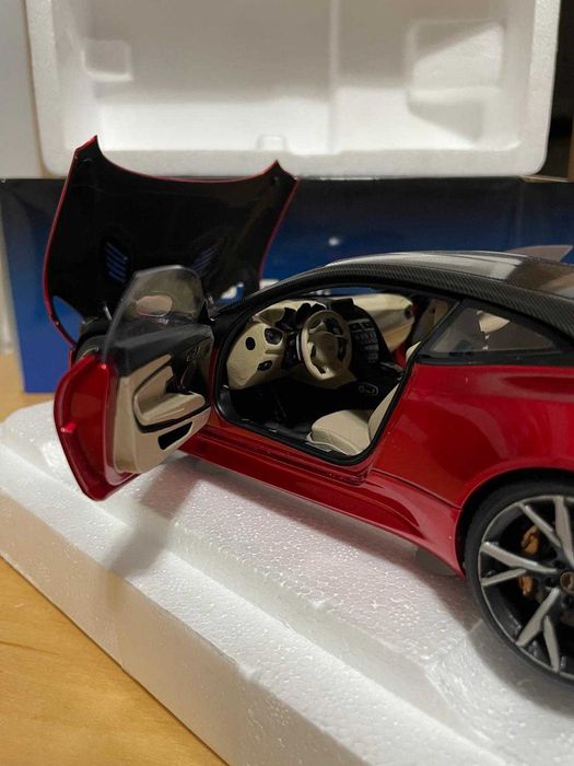 Vand Aston Martin Superleggera 1:18 AutoArt Hyper Red