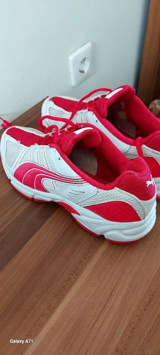 Дамски маратонки Puma,в много добро състояние.