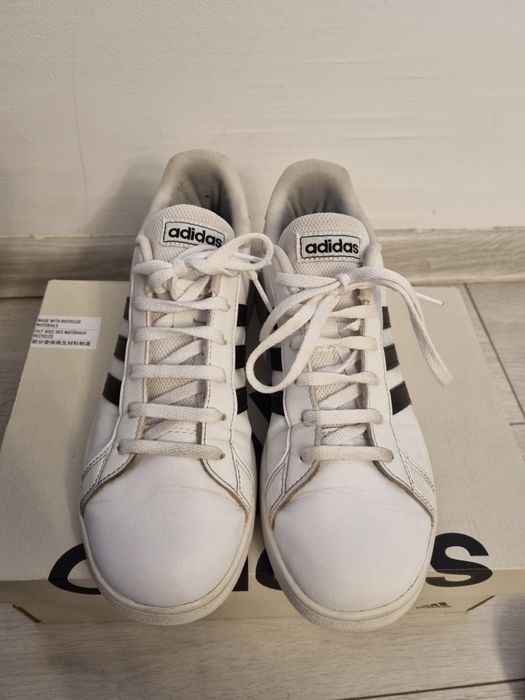 Adidas бели обувки с черни ленти 39 1/3