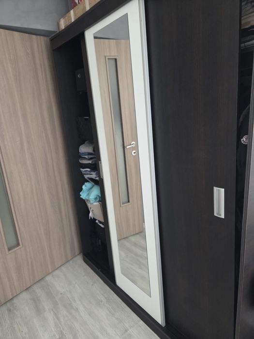 Vând dulap 3ușii glisante