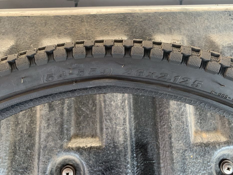 Покрышки Kenda, спицы и запчасти на велосипеды.