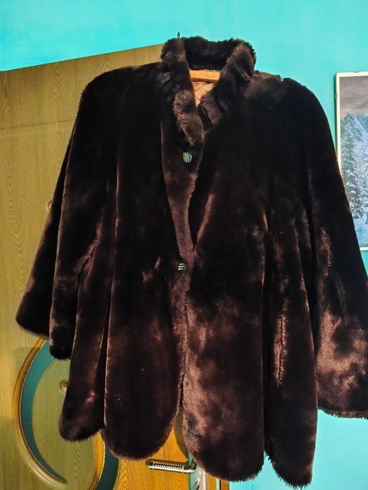 Haină de blană Pierre Cardin nu este noua dar este in condiții bune