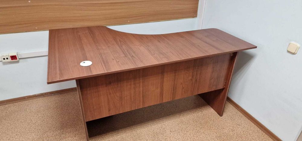 Офисная мебель, стол и шкаф