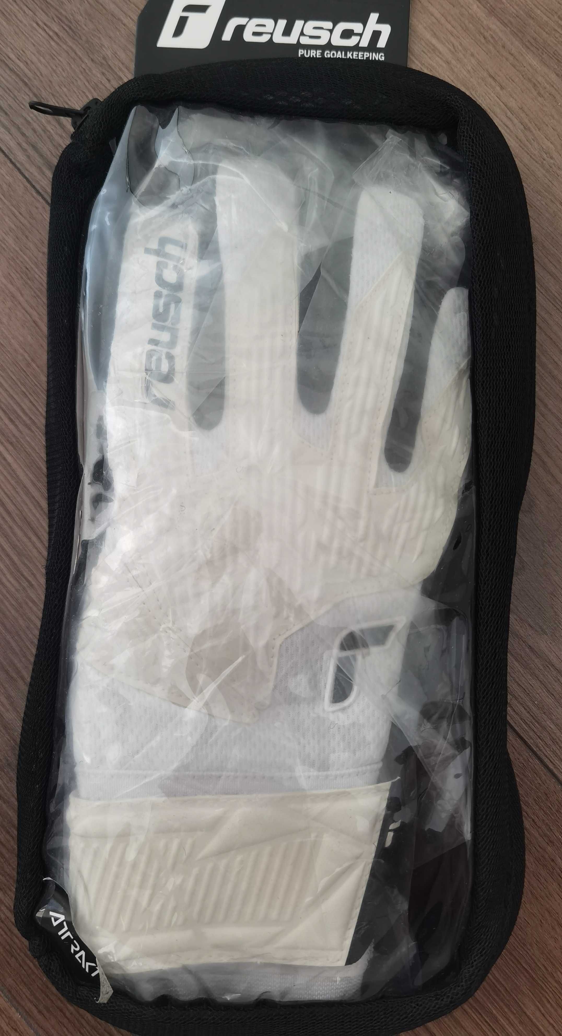 Вратарски ръкавици Reusch.