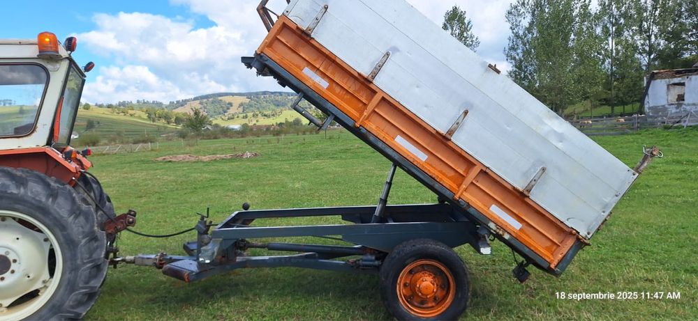 Remorca basculabila pe 3 parti