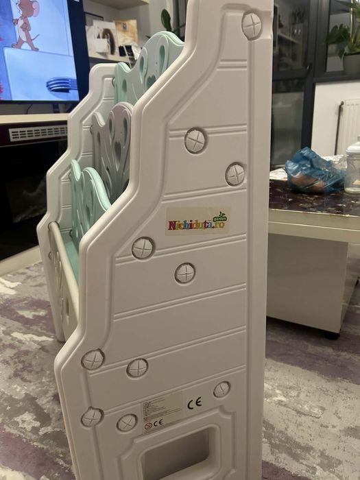 Vând raft de carti pentru copii