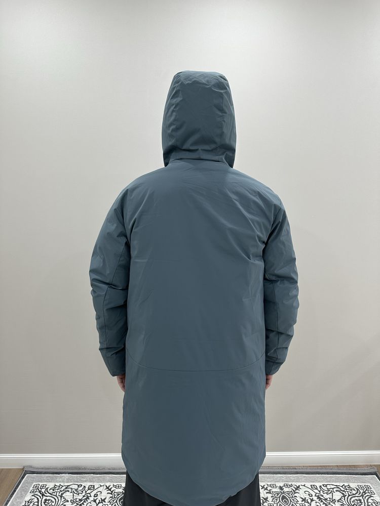 Продам куртку новую Fila