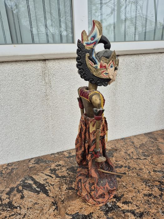 Vând o papusa statuieta lemn,scluptata pictata manual ,made Indonezia