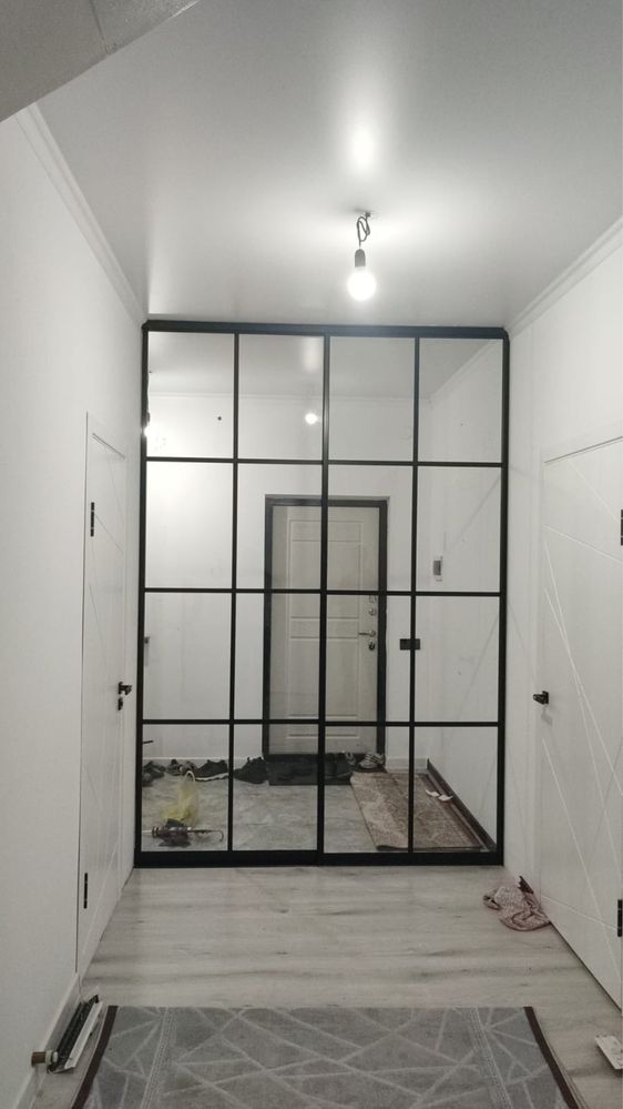 Перегородки в стиле LOFT,раздвижные двери,стекло каленое,зеркала,душ