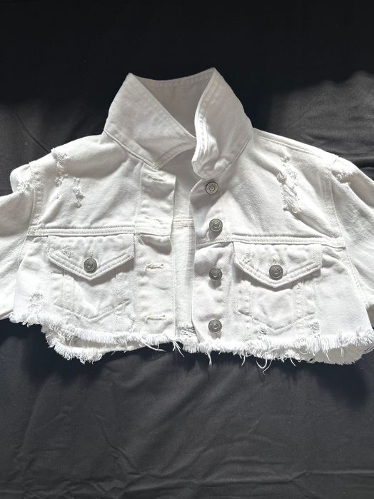 Черен елек стил puffer,Късо бяло дънково яке,Късо сив плетен пуловер