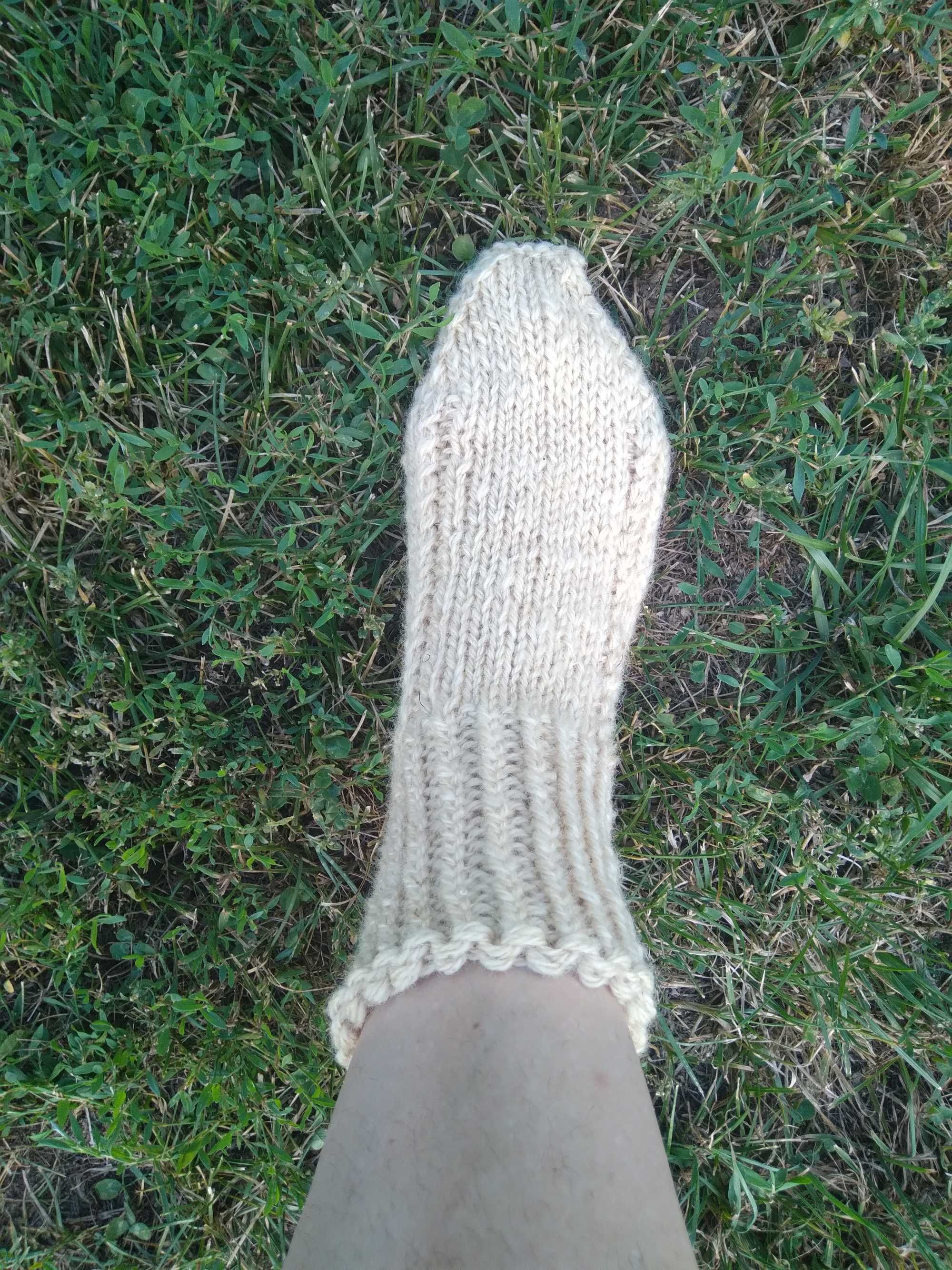 Вълнени чорапи с плетеница