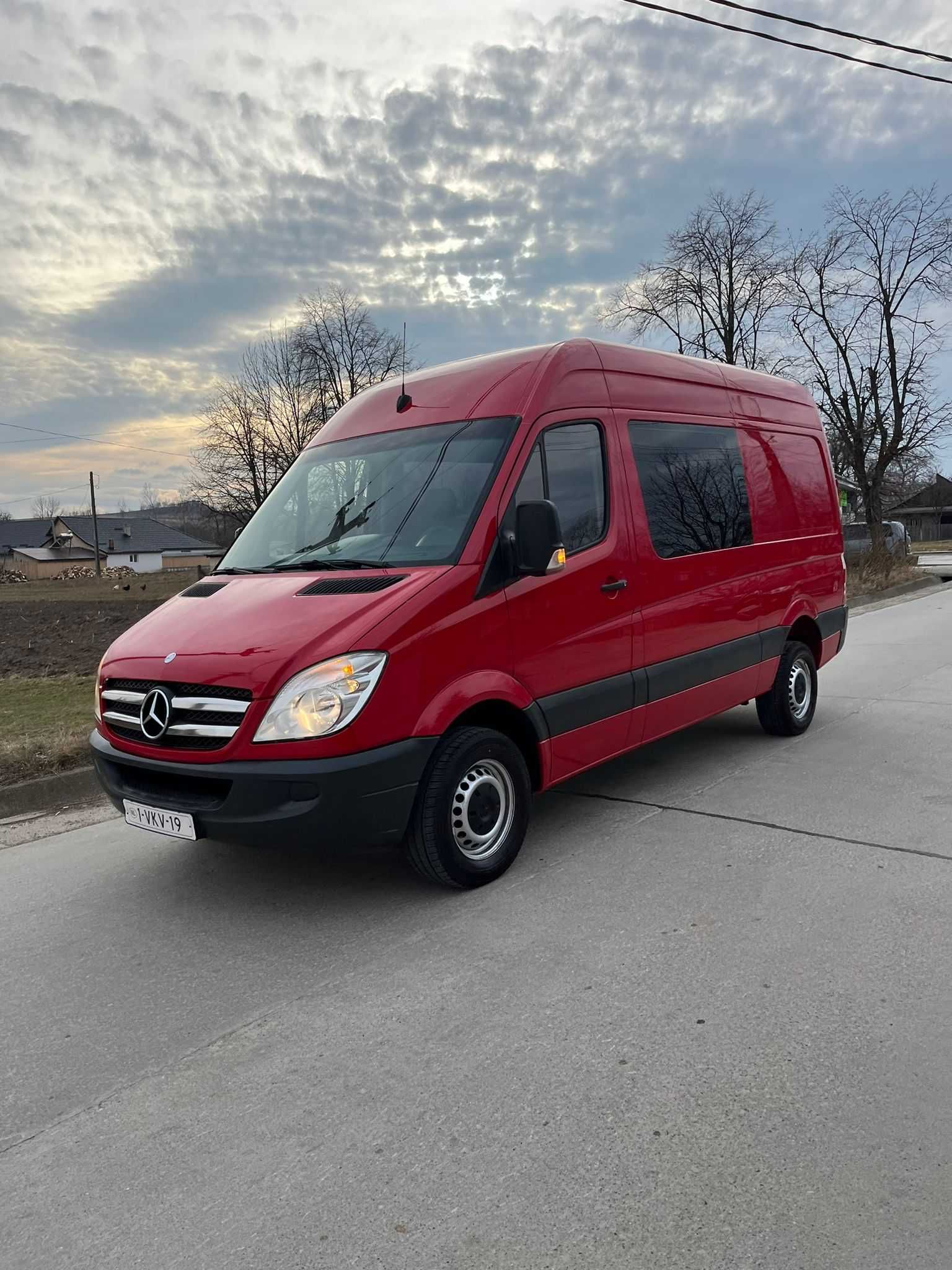 Mercedes-Benz Sprinter 313 cu 7 locuri si  duba an 2011 euro 5 crafter