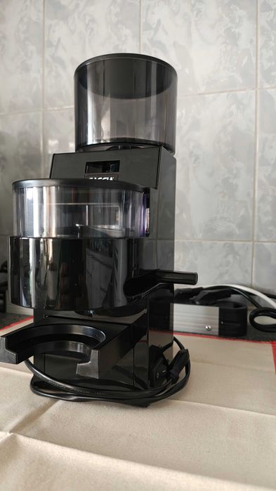 Продавам кафемелачка Gaggia MDF