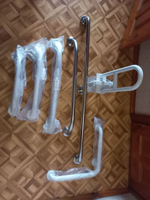 Поручни для ванны и туалета новые. Откидной поручень есть для туалета.