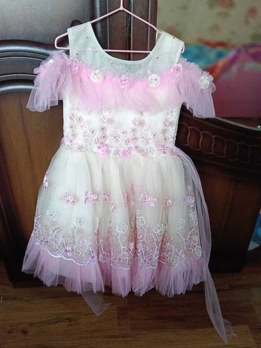 Продам праздничные платья на девочку