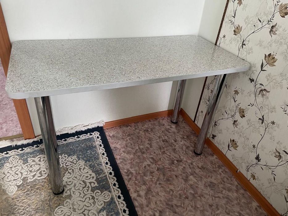 Кухонный стол крепкий