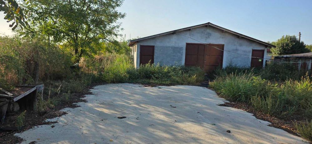 Продава се стопански имот – кравеферма в с. Знаменосец