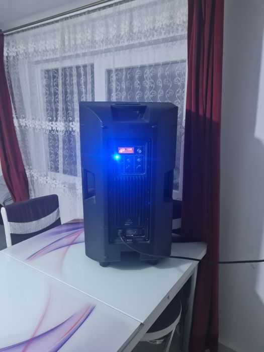 Vând boxa belinger este cu Bluetooth activa