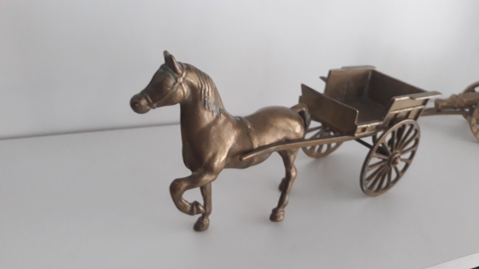 Стара английска бронзова колесница с кон